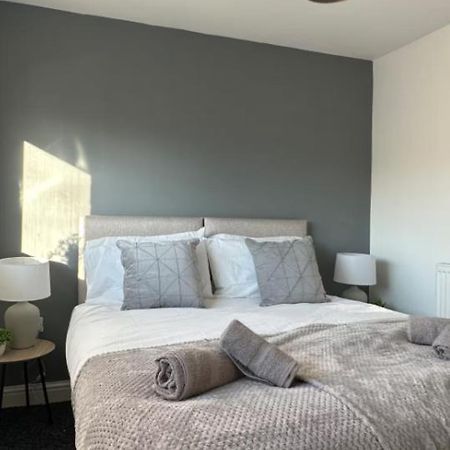 Comfy 1 Bedroom Apartment - Sleeps 2 With Free Parking! St Helens  Exterior photo