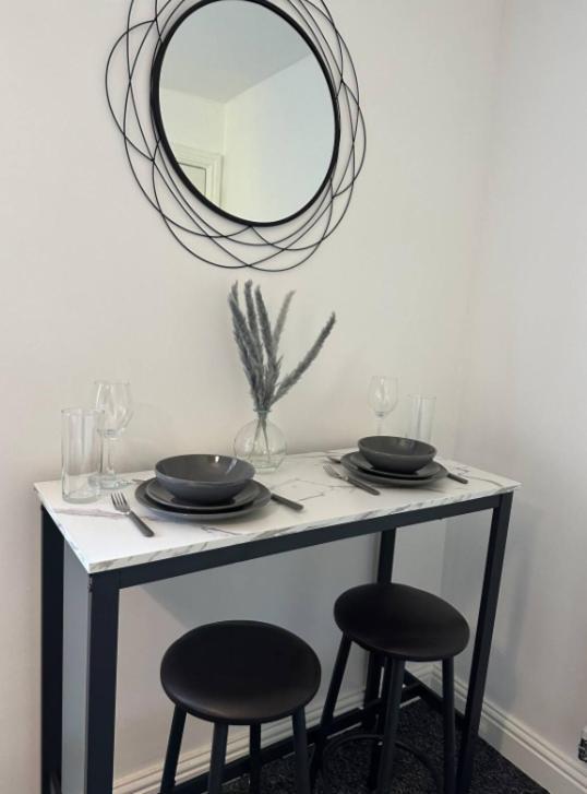 Comfy 1 Bedroom Apartment - Sleeps 2 With Free Parking! St Helens  Exterior photo