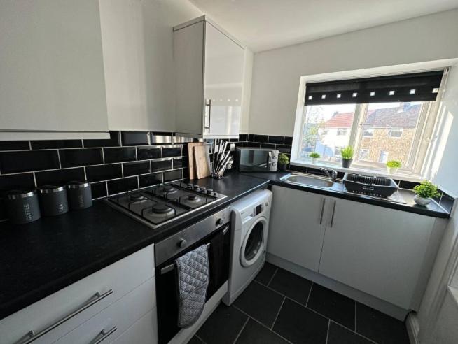 Comfy 1 Bedroom Apartment - Sleeps 2 With Free Parking! St Helens  Exterior photo