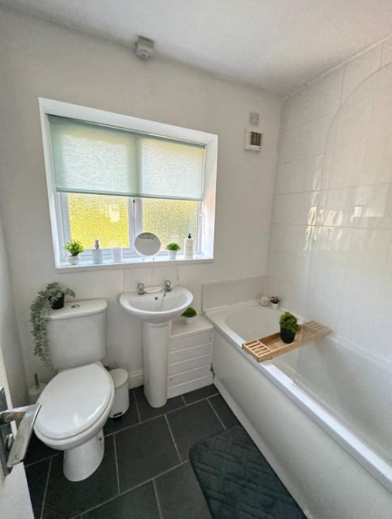 Comfy 1 Bedroom Apartment - Sleeps 2 With Free Parking! St Helens  Exterior photo