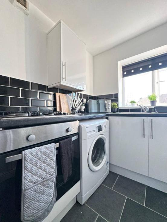 Comfy 1 Bedroom Apartment - Sleeps 2 With Free Parking! St Helens  Exterior photo