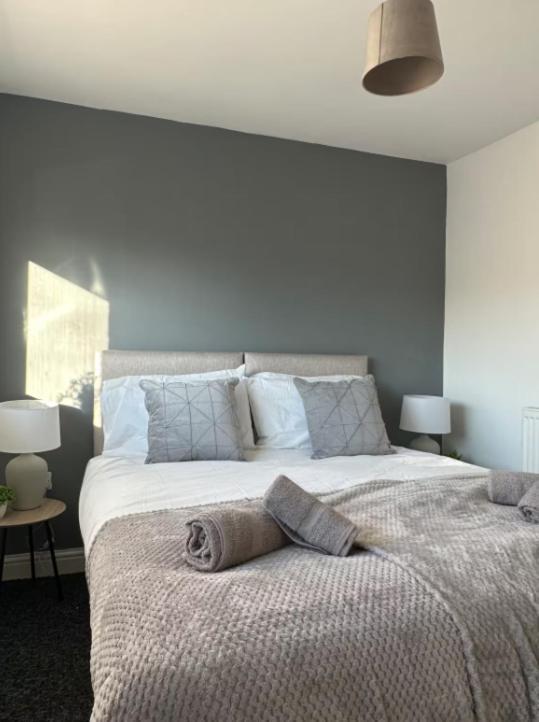 Comfy 1 Bedroom Apartment - Sleeps 2 With Free Parking! St Helens  Exterior photo